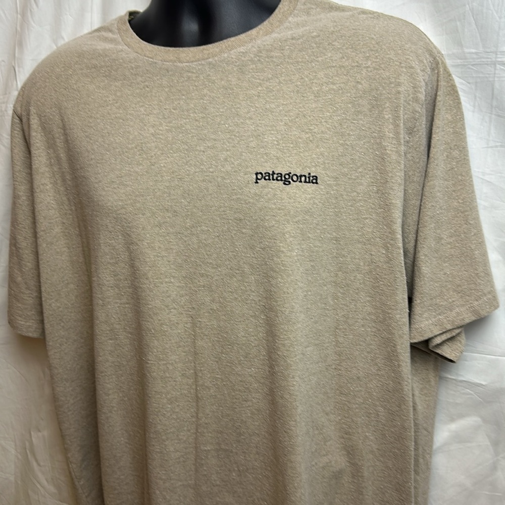 Patagonia Respondsibili-Tee. XL. Regular Fit. Light Heather Brown. Bright Logo